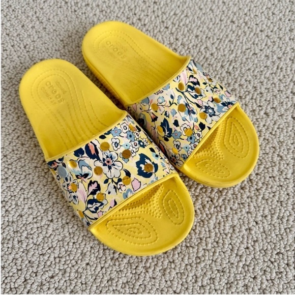 CROCS x Vera Bradley Limited Edition Slides - Picture 2 of 8